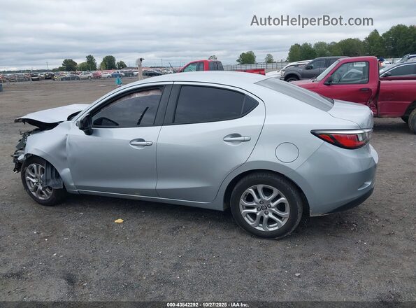 3MYDLBYV2JY333085 2018 TOYOTA YARIS IA Silver Панорамний вид салону 360°