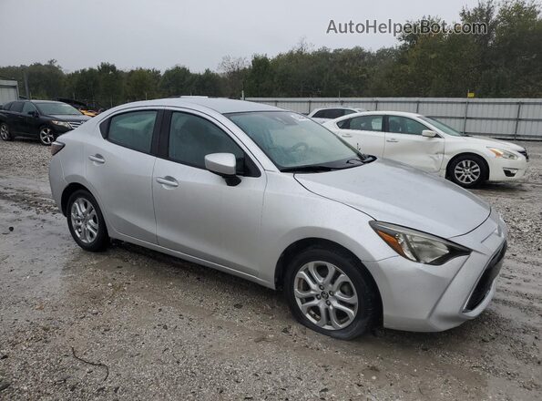 3MYDLBYV3JY315095 2018 TOYOTA YARIS Серебряный Передняя правая четверть