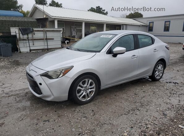 3MYDLBYV3JY315095 2018 TOYOTA YARIS Серебряный Передняя левая четверть