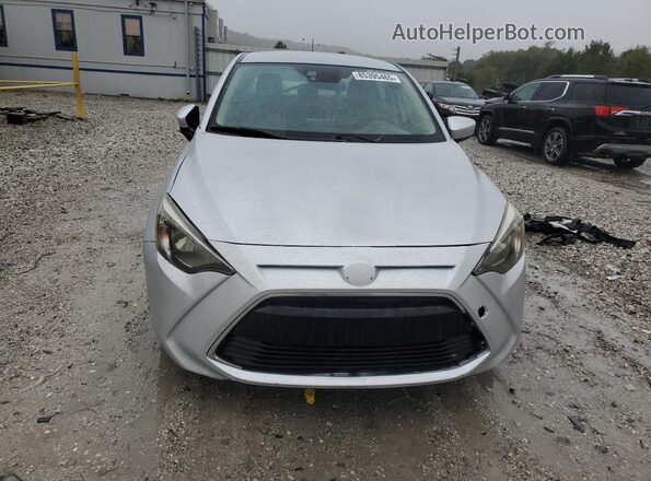 3MYDLBYV3JY315095 2018 TOYOTA YARIS Серебряный Вид спереди