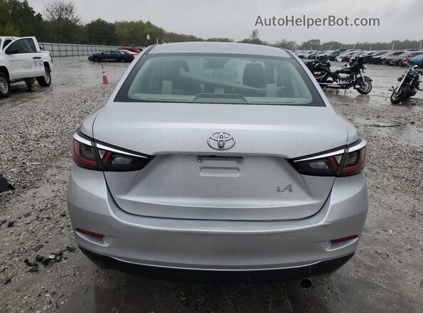 3MYDLBYV3JY315095 2018 TOYOTA YARIS Серебряный Вид сзади