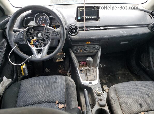 3MYDLBYV3JY315095 2018 TOYOTA YARIS Серебряный Вид панели приборов