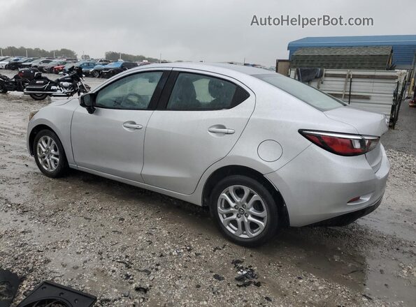 3MYDLBYV3JY315095 2018 TOYOTA YARIS Серебряный Задняя левая четверть