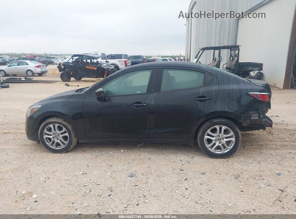 3MYDLBYV6HY181502 2017 TOYOTA YARIS IA Черный 