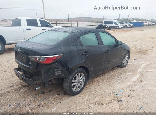 3MYDLBYV6HY181502 2017 TOYOTA YARIS IA Черный Задняя правая четверть