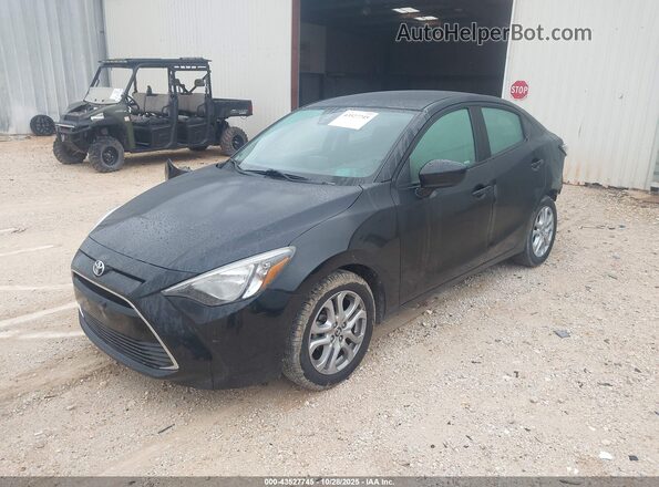 3MYDLBYV6HY181502 2017 TOYOTA YARIS IA Черный Передняя левая четверть