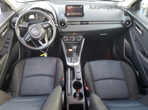 3MYDLBYV6LY702243 2020 TOYOTA YARIS Белый Вид панели приборов