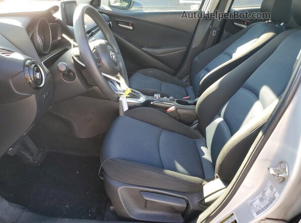 3MYDLBYV8LY706441 2020 TOYOTA YARIS Серебряный Вид салона спереди
