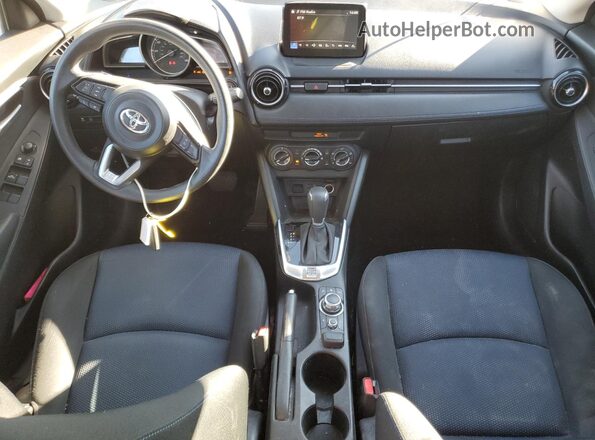 3MYDLBYV8LY706441 2020 TOYOTA YARIS Серебряный Вид панели приборов