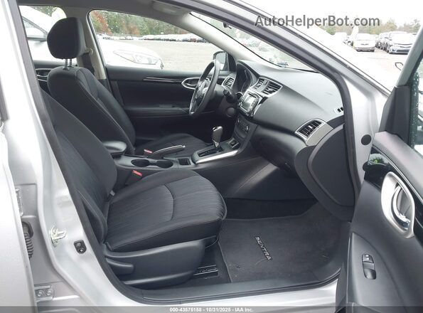 3N1AB7AP0HY333984 2017 NISSAN SENTRA Серебряный Вид салона спереди