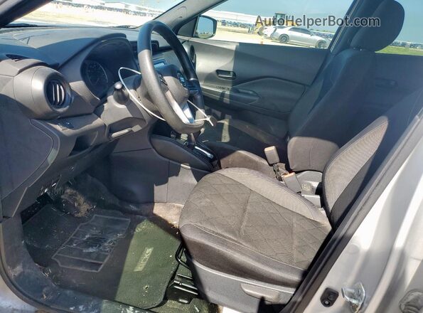 3N1CP5CU4JL523016 2018 NISSAN KICKS Silver Front interior view