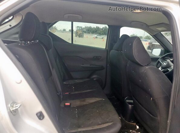 3N1CP5CU4JL523016 2018 NISSAN KICKS Silver Rear interior view