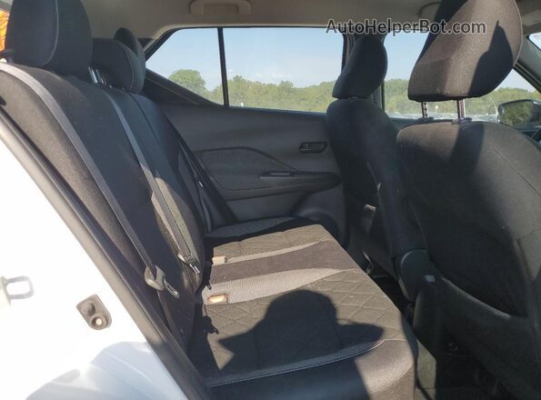 3N1CP5CU6JL525219 2018 NISSAN KICKS Белый Вид задней части салона