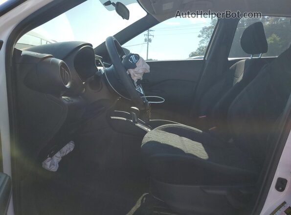 3N1CP5CU6JL525219 2018 NISSAN KICKS Белый Вид салона спереди