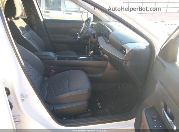 3N8AP6CA1SL393752 2025 NISSAN KICKS White Widok wnętrza z przodu