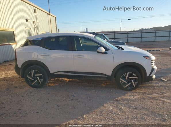 3N8AP6CA1SL393752 2025 NISSAN KICKS White Widok wnętrza z tyłu