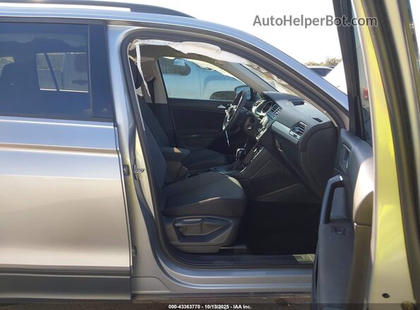 3VV1B7AX1MM053524 2021 VOLKSWAGEN TIGUAN Gray Front interior view