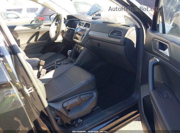 3VV2B7AX1MM075768 2021 VOLKSWAGEN TIGUAN Черный Вид салона спереди