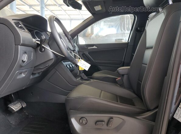 3VV3B7AX0MM153025 2021 VOLKSWAGEN TIGUAN Черный Вид салона спереди