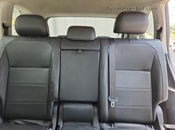 3VV3B7AX8LM097785 2020 VOLKSWAGEN TIGUAN Gray Widok tylnych siedzeń