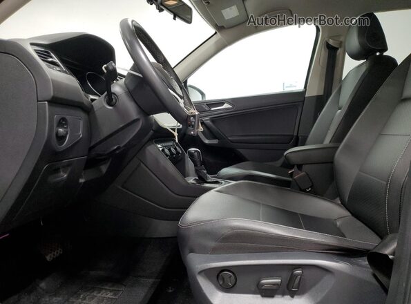 3VV3B7AX8MM025521 2021 VOLKSWAGEN TIGUAN Black წინა სალონის ხედი
