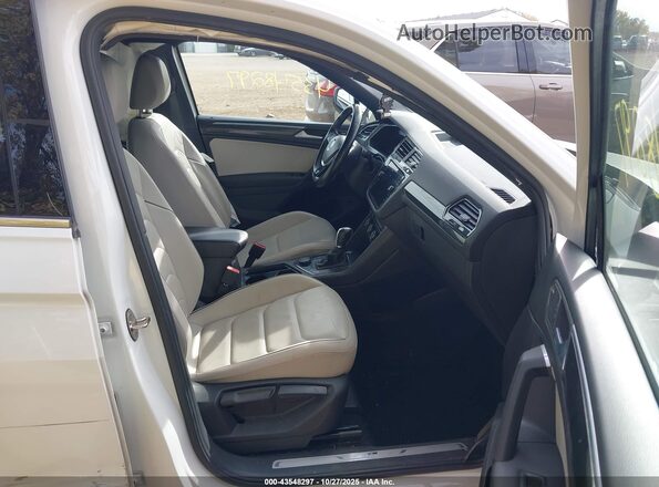 3VV4B7AX7KM065008 2019 VOLKSWAGEN TIGUAN White Widok wnętrza z przodu