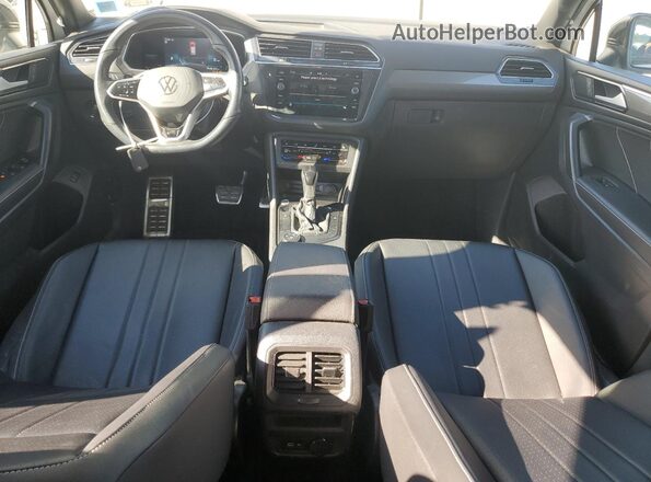3VV8B7AX3NM086718 2022 VOLKSWAGEN TIGUAN Белый Вид панели приборов