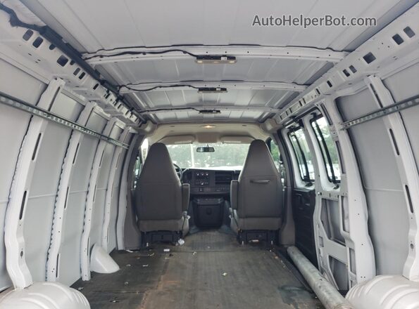 1GTZ7GFPXP1143302 2023 GMC SAVANA Белый Вид задней части салона