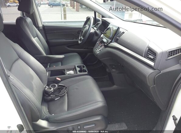 5FNRL6H64PB025005 2023 HONDA ODYSSEY White Вид салону спереду