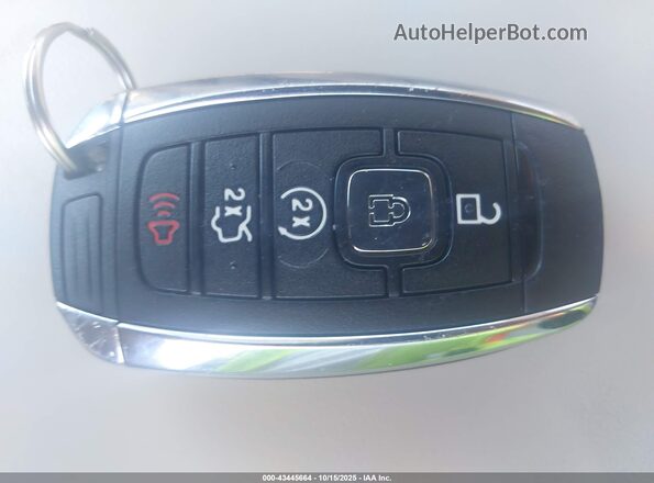 5LMCJ3C96HUL52051 2017 LINCOLN MKC Красный Вид панели приборов