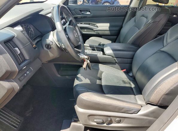 5N1DR3CA5PC222051 2023 NISSAN PATHFINDER Silver Widok wnętrza z przodu