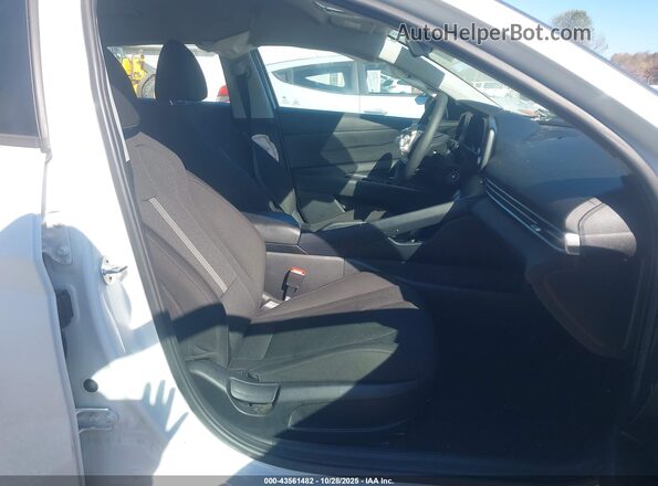 5NPLL4AG5NH053455 2022 HYUNDAI ELANTRA Белый Вид салона спереди