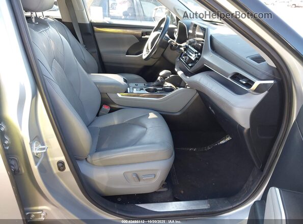 5TDFZRAHXMS063733 2021 TOYOTA HIGHLANDER Серебряный Вид салона спереди