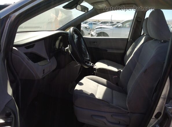 5TDZZ3DC1JS938283 2018 TOYOTA SIENNA Silver წინა სალონის ხედი