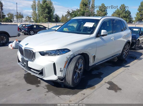 5UX13EU00R9V85611 2024 BMW X5 Белый Передняя левая четверть