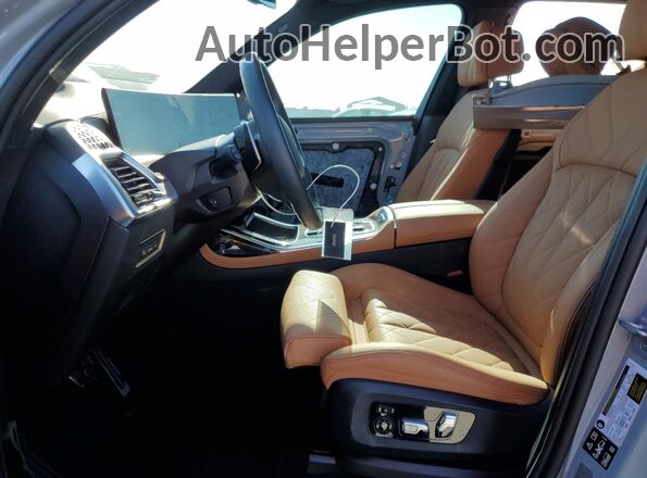 5UX23EM02S9X78997 2025 BMW X7 Gray Vista interior delantera