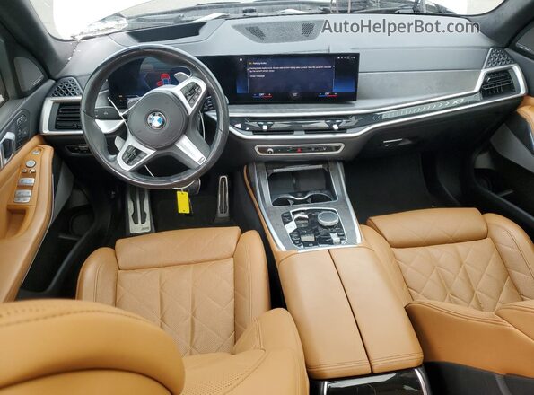 5UX23EM05P9R29807 2023 BMW X7 Silver Առջևի վահանակի տեսք