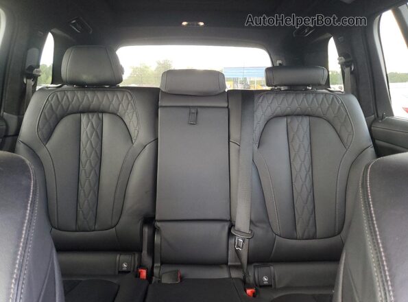 5UX23EM06P9R60242 2023 BMW X7 White Widok tylnych siedzeń