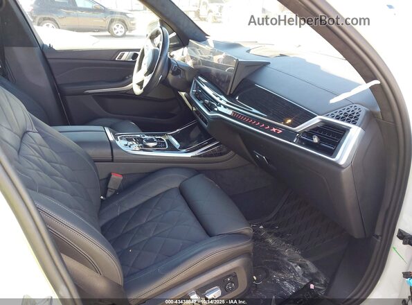 5UX23EM07R9V86923 2024 BMW X7 White Вид салону спереду