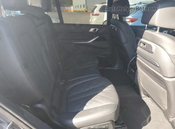5UX23EM09R9V50652 2024 BMW X7 Gray Vista interior trasera