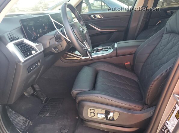 5UX23EM09R9V50652 2024 BMW X7 Gray Vista interior delantera