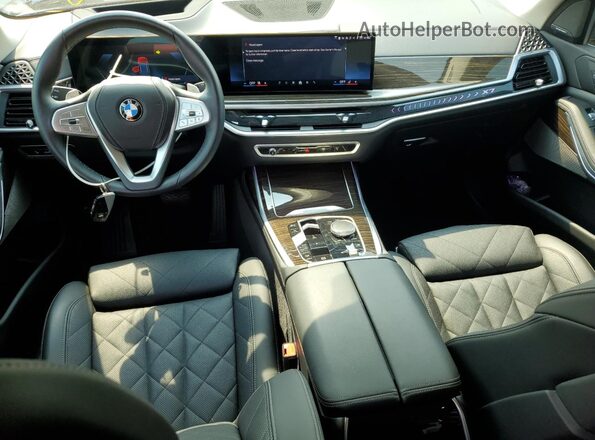 5UX23EM09R9V50652 2024 BMW X7 Gray Vista del salpicadero