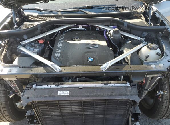 5UX23EM09R9V50652 2024 BMW X7 Gray Vista del compartimento del motor