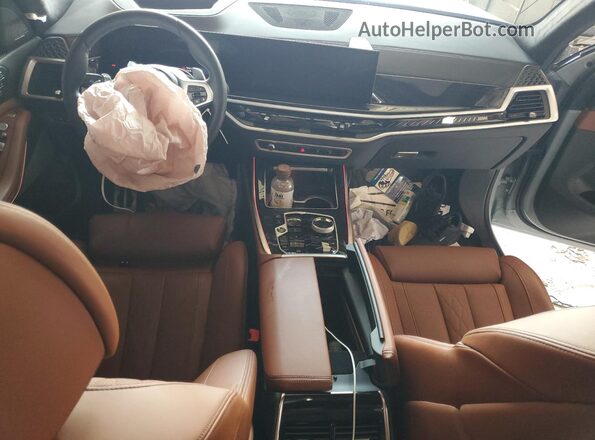 5UX33EM04S9W35098 2025 BMW X7 Серый Вид панели приборов
