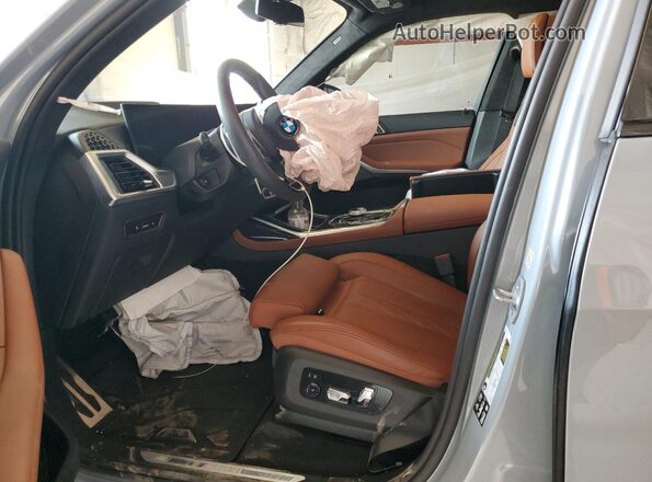 5UX33EM04S9W35098 2025 BMW X7 Серый Вид салона спереди