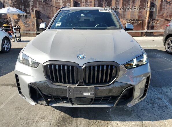 5UX43EU08R9T40679 2024 BMW X5 Серебряный Вид спереди