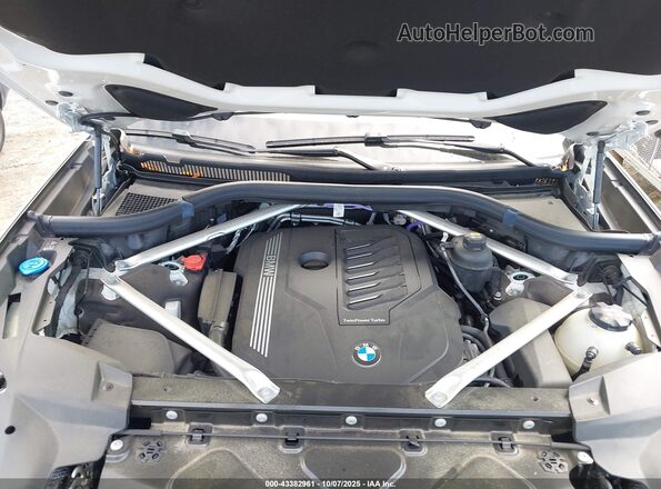 5UXCW2C01N9M36733 2022 BMW X7 White Widok z tyłu