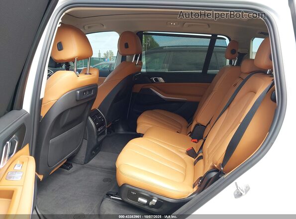 5UXCW2C01N9M36733 2022 BMW X7 White Widok naklejki z numerem VIN