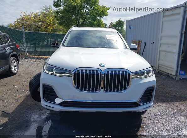 5UXCW2C01N9M36733 2022 BMW X7 White Widok wnętrza z tyłu