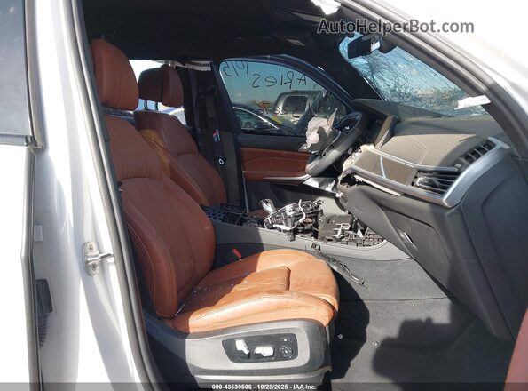 5UXCX6C04N9L32676 2022 BMW X7 Белый Вид салона спереди